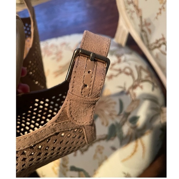 Pretty UNISA Sandals, Size 8.5 - Picture 10 of 12